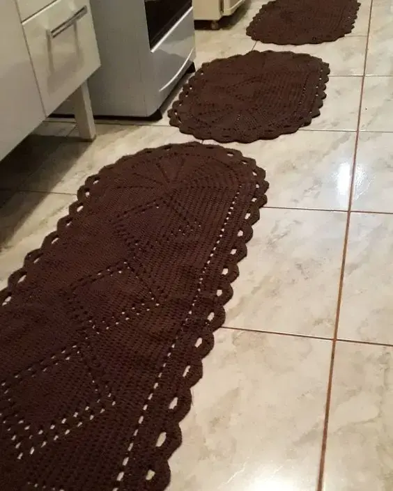 tapete de crochê para cozinha - tapete marrom 