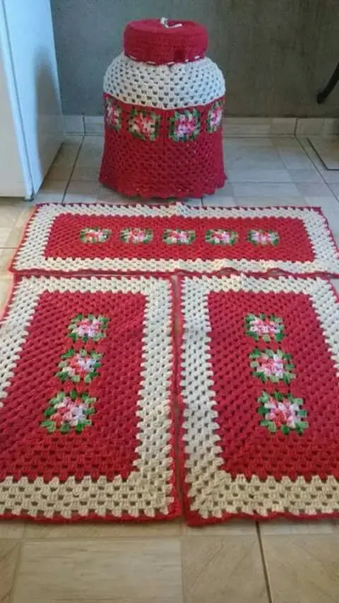 tapete de crochê para cozinha - tapete vermelho com detalhes brancos 