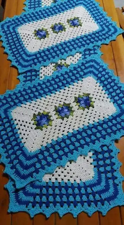 tapete de crochê para cozinha - tapetes azuis com flores 