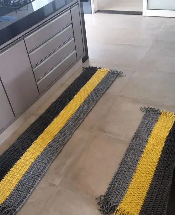 tapete de crochê para cozinha - tapetes listrados amarelo e cinza 
