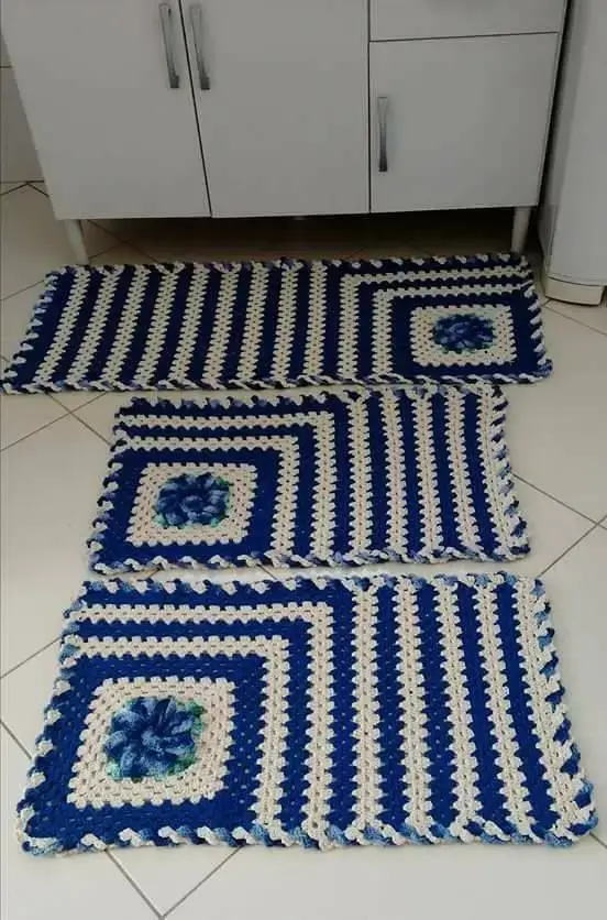 tapete de crochê para cozinha - tapetes listrados azuis 