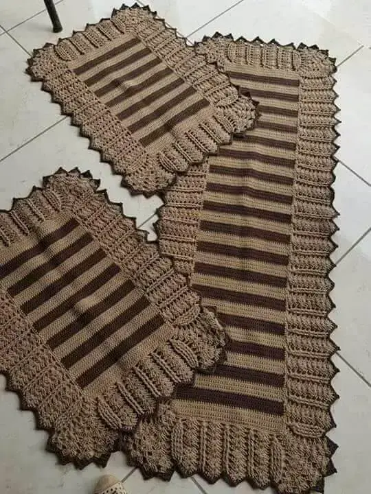 tapete de crochê para cozinha - tapetes marrons com listras 