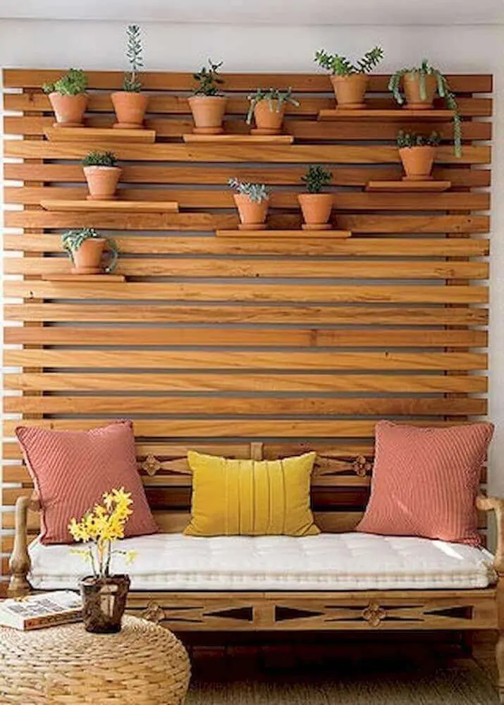 varanda decorada com painel de pallet e vasinhos de cerâmica 