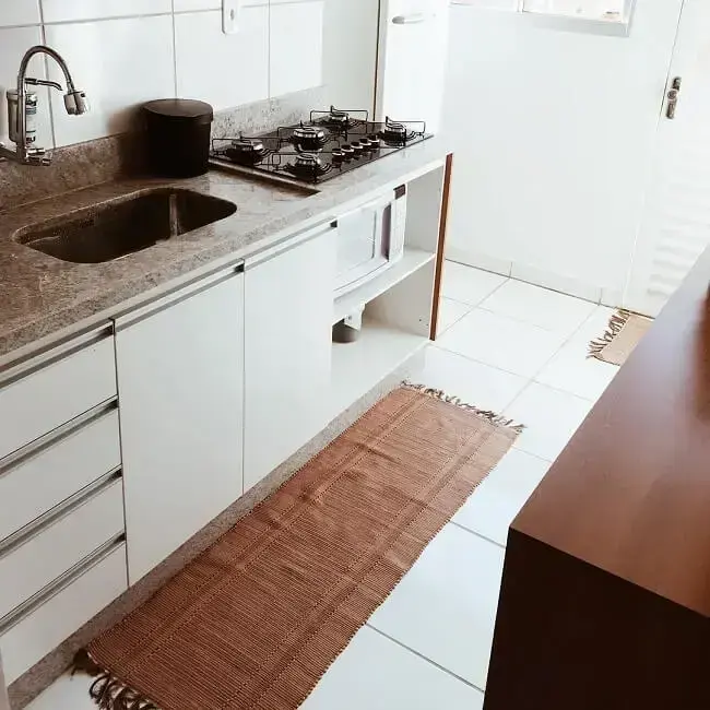 A cor marrom do tapete de cozinha se harmoniza com os móveis do ambiente. Fonte: Vida A2 Cris e Gus