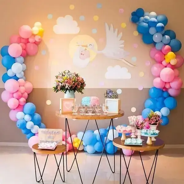 A decoração com balões traz delicadeza para a mesa do bolo