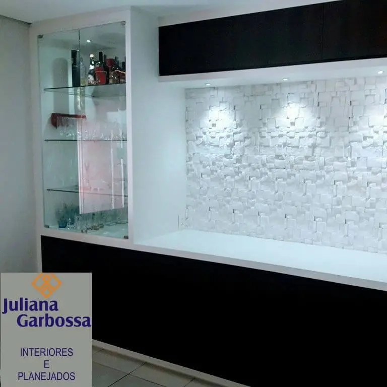 Acabamento de gesso 3D em parede onde há uma cristaleira embutida Projeto de Juliana Garbossa