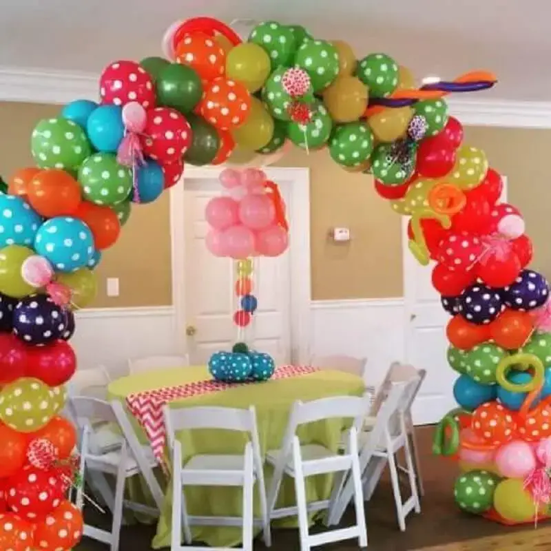 Arco de bexiga coloridas com balões com estampa de bolinhas Foto Balloons by Sharon