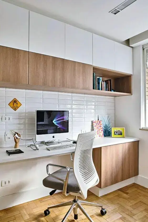 Armário de escritório planejado com escrivaninha branca