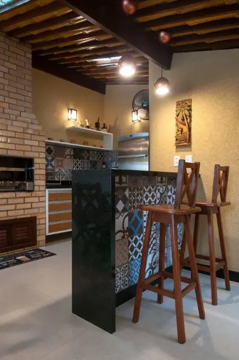 Balcão com granito preto em varanda gourmet Projeto de Bernal Projetos