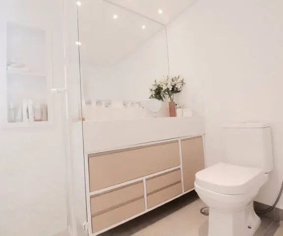 Banheiro clean com gavetas creme e bacia com caixa acoplada clara Foto de Gláucio Gonçalvesm