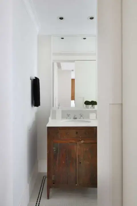 Banheiro com gabinete rústico de madeira móveis usados Projeto de Mauricio Karam