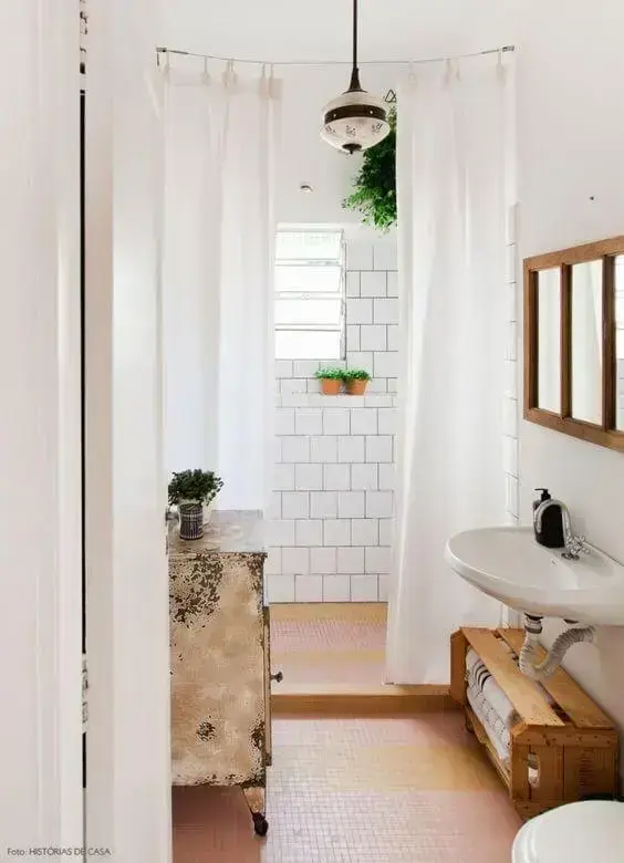 Banheiro com móveis usados com visual bem envelhecido