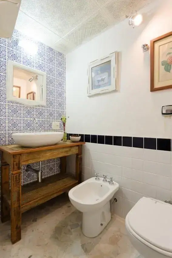 Banheiro com móveis usados como balcão Projeto de Matteo Gavazzi