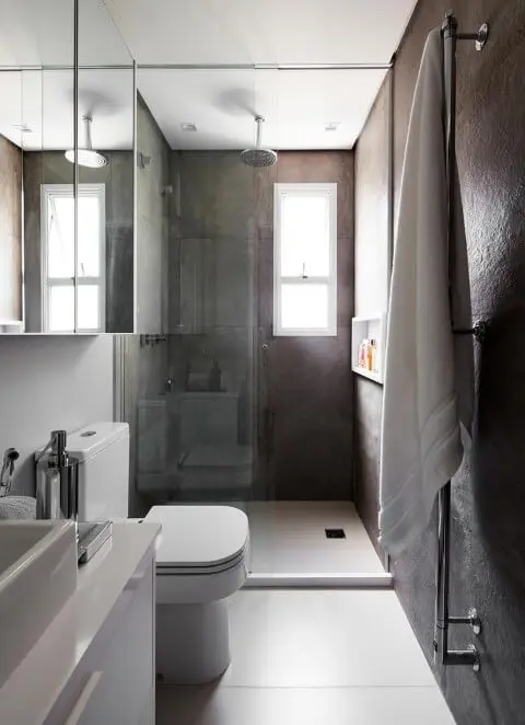 Banheiro com paredes cinza com bacia com caixa acoplada Foto de Iná Arquitetura
