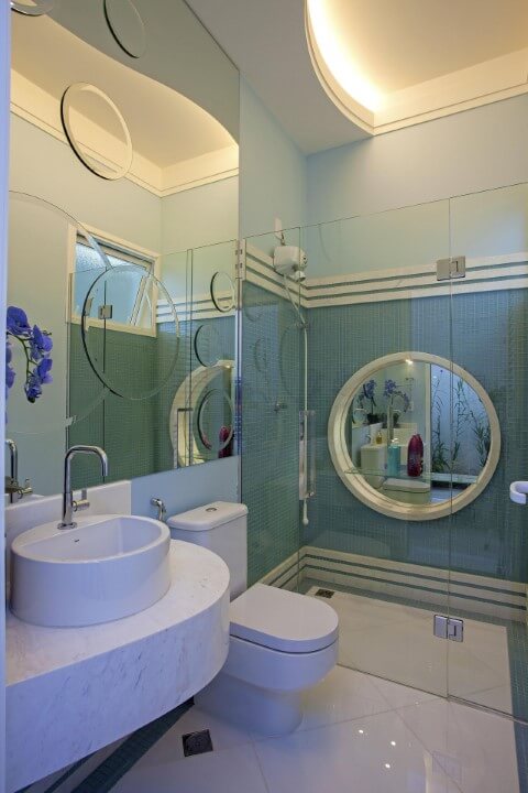 Banheiro em tons de azul com bacia com caixa acoplada clara Foto de Aquiles Nicolas Kilaris
