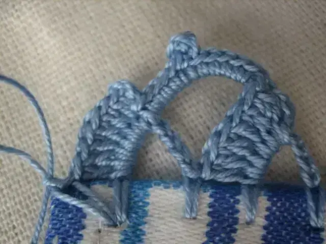 Bico de crochê azul em tecido com detalhes azuis Foto de Crochet Passion