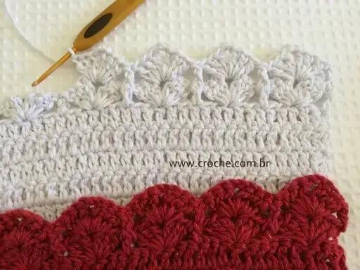 Bico de crochê branco em peça de crochê branca
