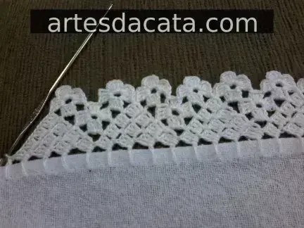 Bico de crochê para pano de prato com triângulos e florzinhas Foto de Artes da Cata