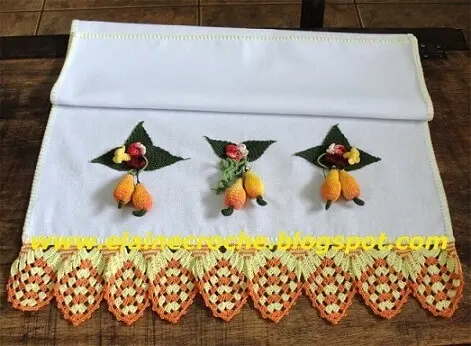 Bico de crochê para pano de prato em tons de amarelo e laranja com detalhe de frutas e flores Foto de Elaine Crochê