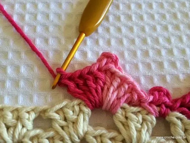 Bico de crochê rosa em peça clara