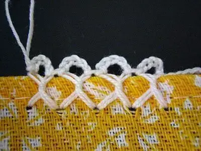 Bico de crochê simples branco em tecido amarelo Foto de Pinterest
