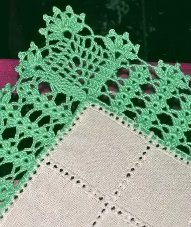 Bico de crochê verde em pano branco Foto de By Mariza Crochet