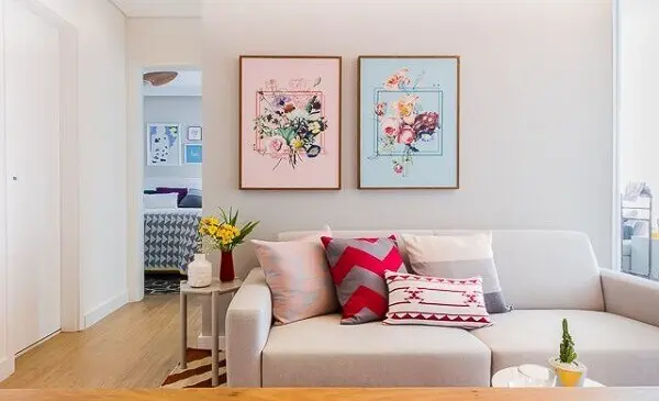 Como decorar uma sala Pequena com Sofá Cinza e Quadros Rosa e Azul