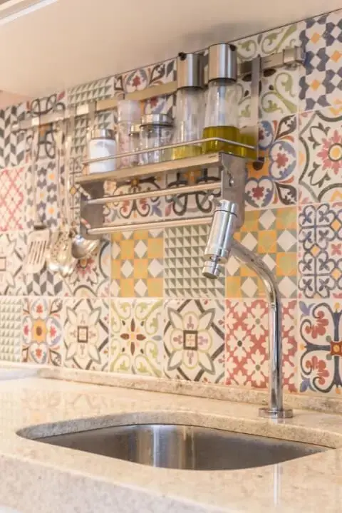 Cozinha com bancada de granito e azulejo decorativo Projeto de Andréa Fonseca