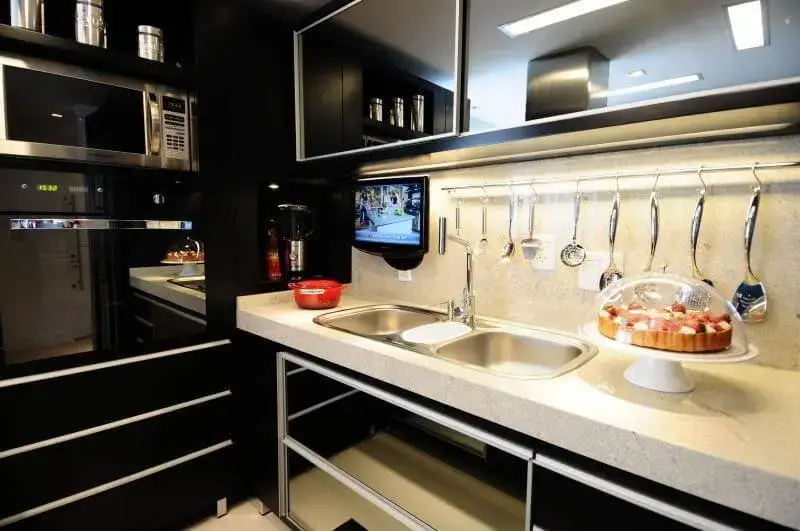 Cozinha com pia em granito e armários pretos Projeto de Tatiane Hoff