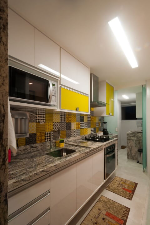 Cozinha compacta com bancada de granito clara Projeto de Bernal Projetos