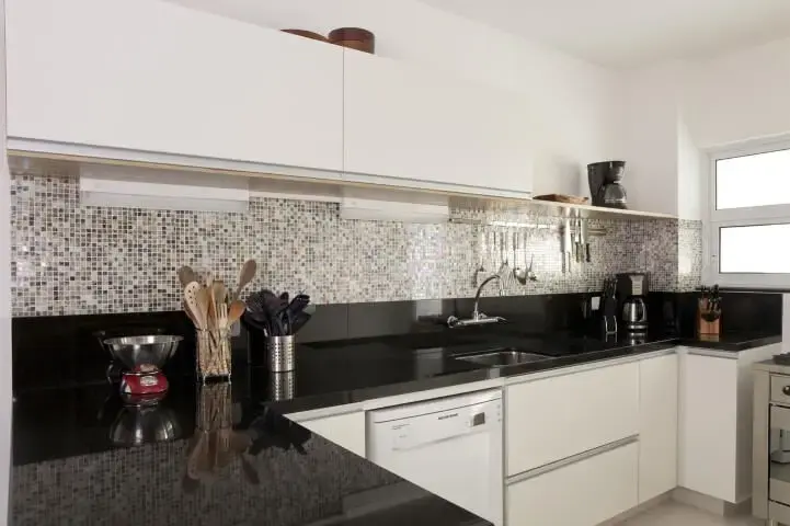 Cozinha planejada com bancada de granito preto São Gabriel Projeto de Adelle Porto