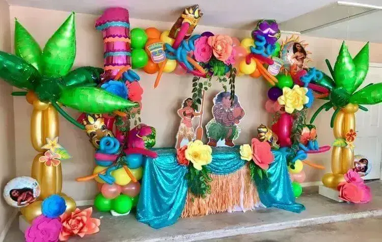 Decoração com balões em festa Moana Foto de Pinterest
