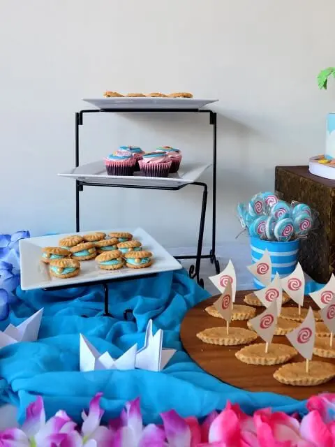 Decoração de mesa da festa Moana com tema de mar Foto de A Crafted Lifestyle