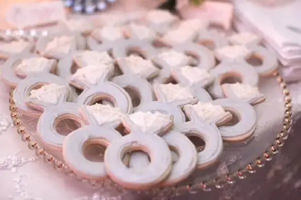 Engagement decoration cookies in alliance format