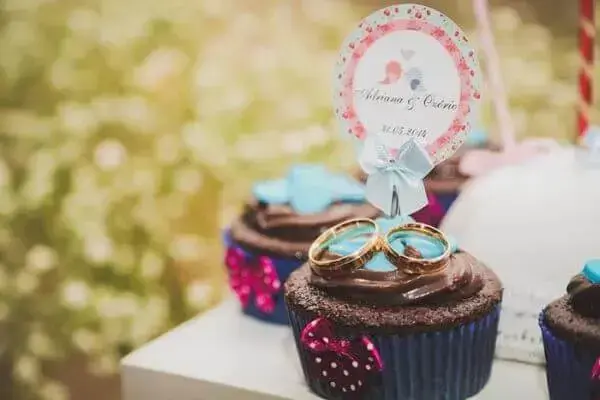Engagement decoration cupcakes
