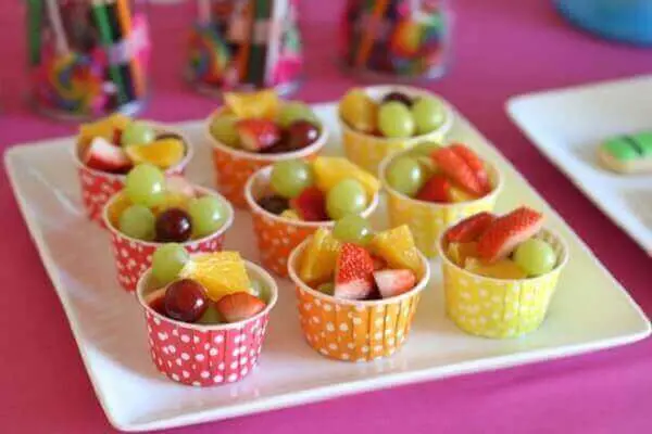 Decoração dia das crianças com potinhos de frutas