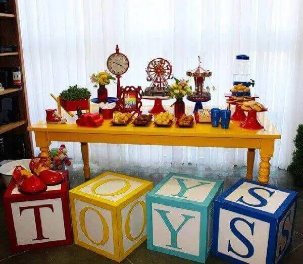 Decoração dia das crianças utiliza peças na decoração de mesas