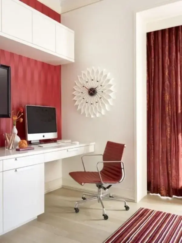 Escritório com cadeira giratoria vermelha e escrivaninha branca