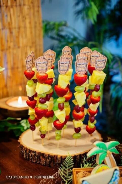 Espetinho de frutas em festa Moana Foto de Architecture Dsgn