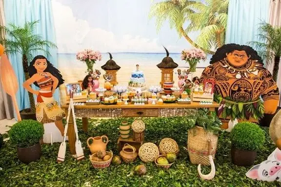 Festa Moana com personagens em tamanho real e painel com imagem de praia Foto de Muita Festa Decorações