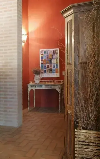 Hall com aparador rústico móveis usados Projeto de Katia Perrone