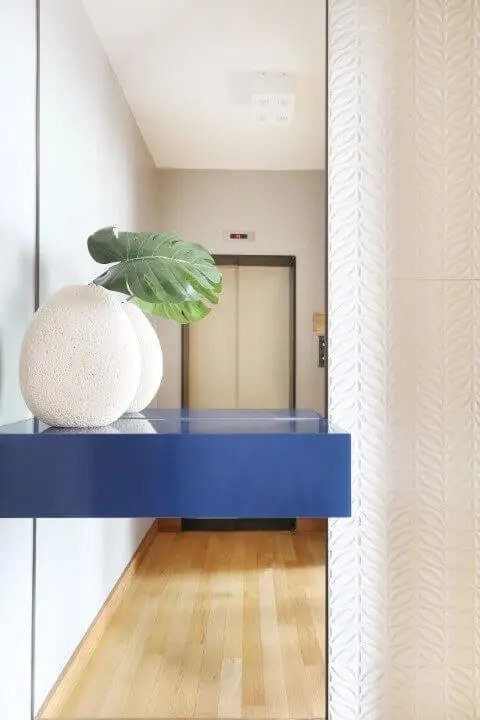 Hall com parede espelhada e com revestimento de gesso 3D com padrão de folhas Projeto de Estúdio AE