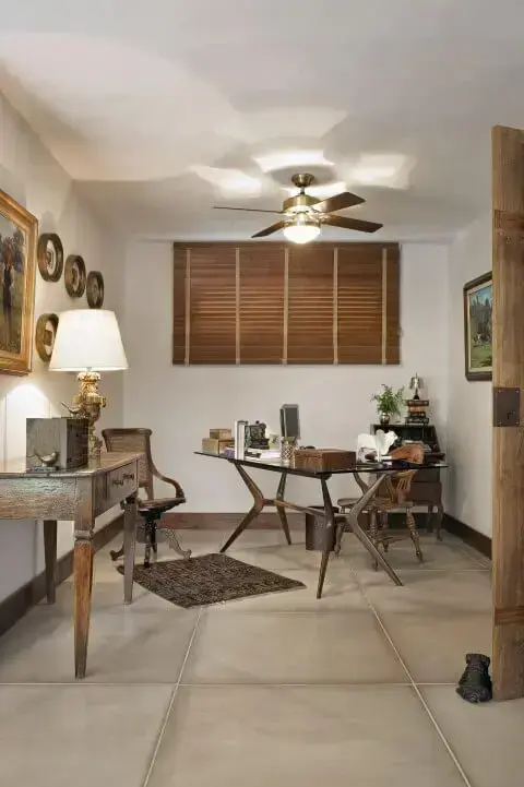 Home office com estilo rústico e moderno com aparador móveis usados Projeto de Gislene Lopes