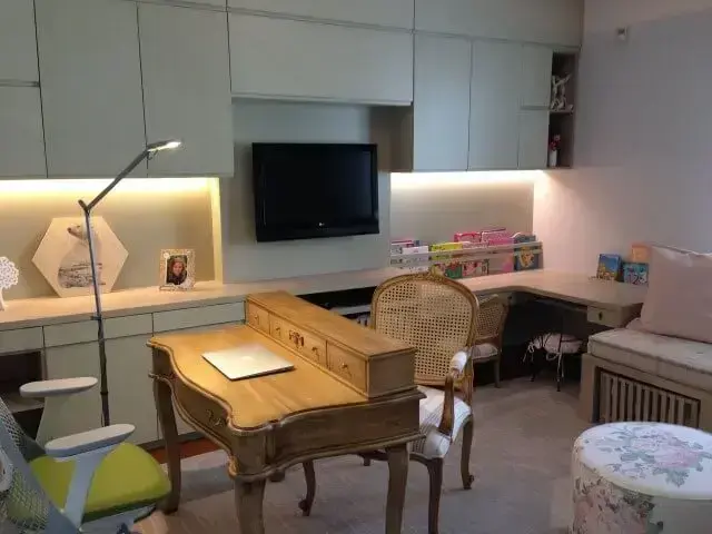 Home office com móveis usados Projeto de Susana Requião