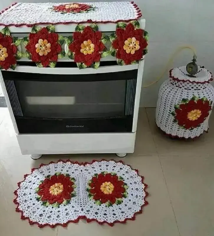 Jogo de cozinha em crochê com flores grandes e vermelhas Foto Viviane Arte em Crochê