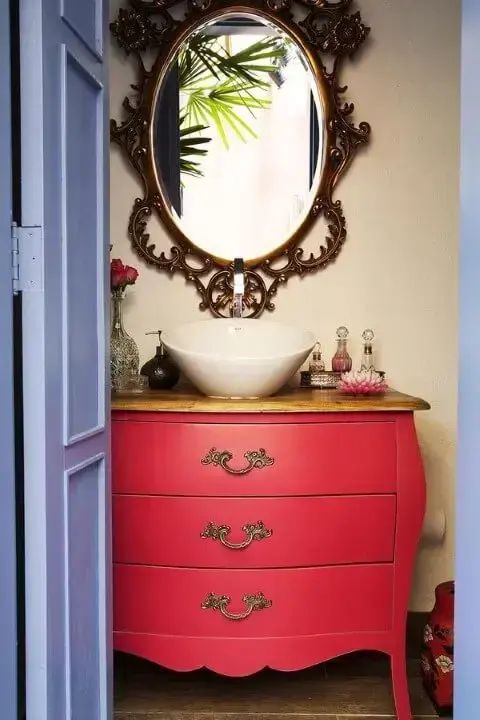 Lavabo com móveis usados aparador vermelho e espelho Projeto de Renata Pascucci Colhado