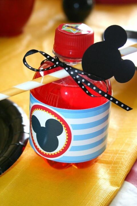 Lembrancinhas do Mickey como embalagem de refrigetante Foto de Kara's Party Ideas
