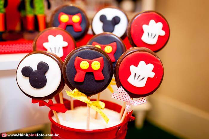 Lembrancinhas do Mickey como pirulito de chocolate Foto de Kara's Party Ideas
