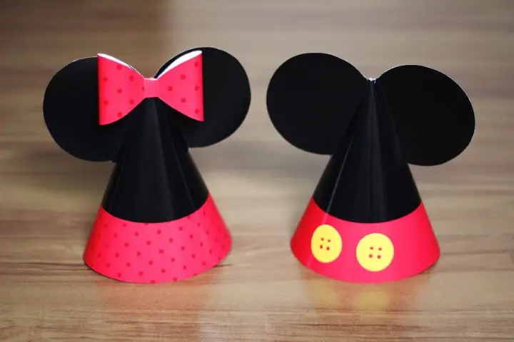 Lembrancinhas do Mickey e da Minnie como chapéuzinhos de festa