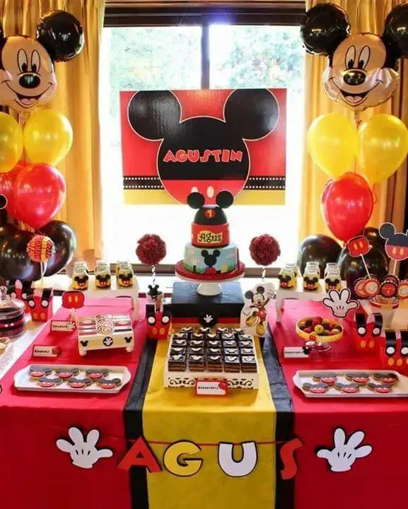 Lembrancinhas do Mickey em mesa temática Foto de Pinterest